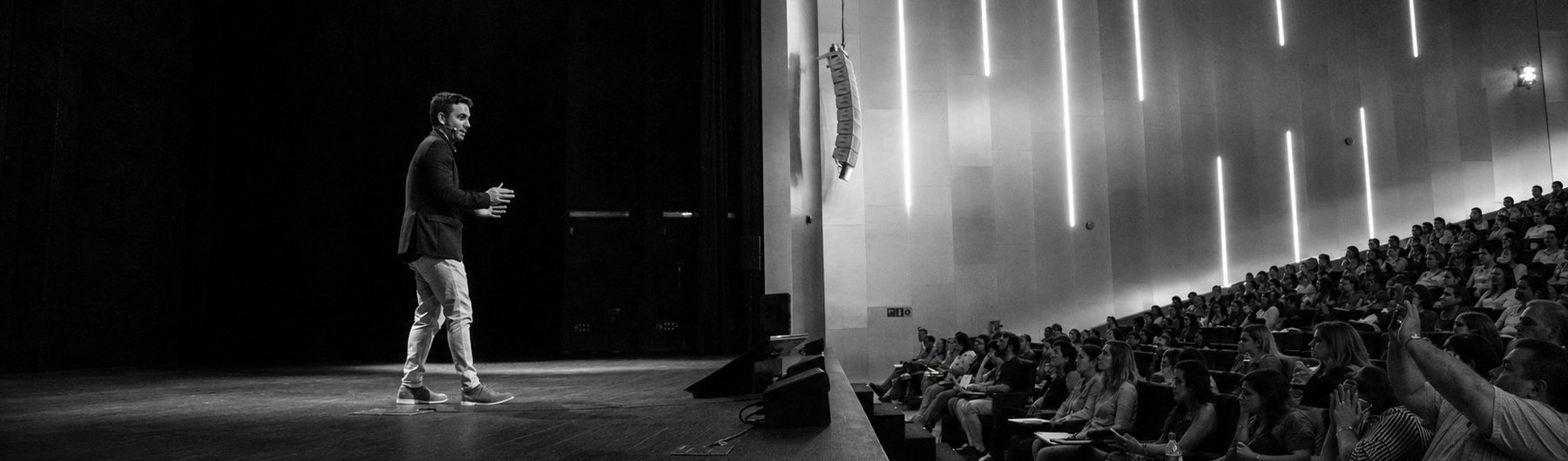 Santiago García Solimei en el escenario ante un auditorio lleno