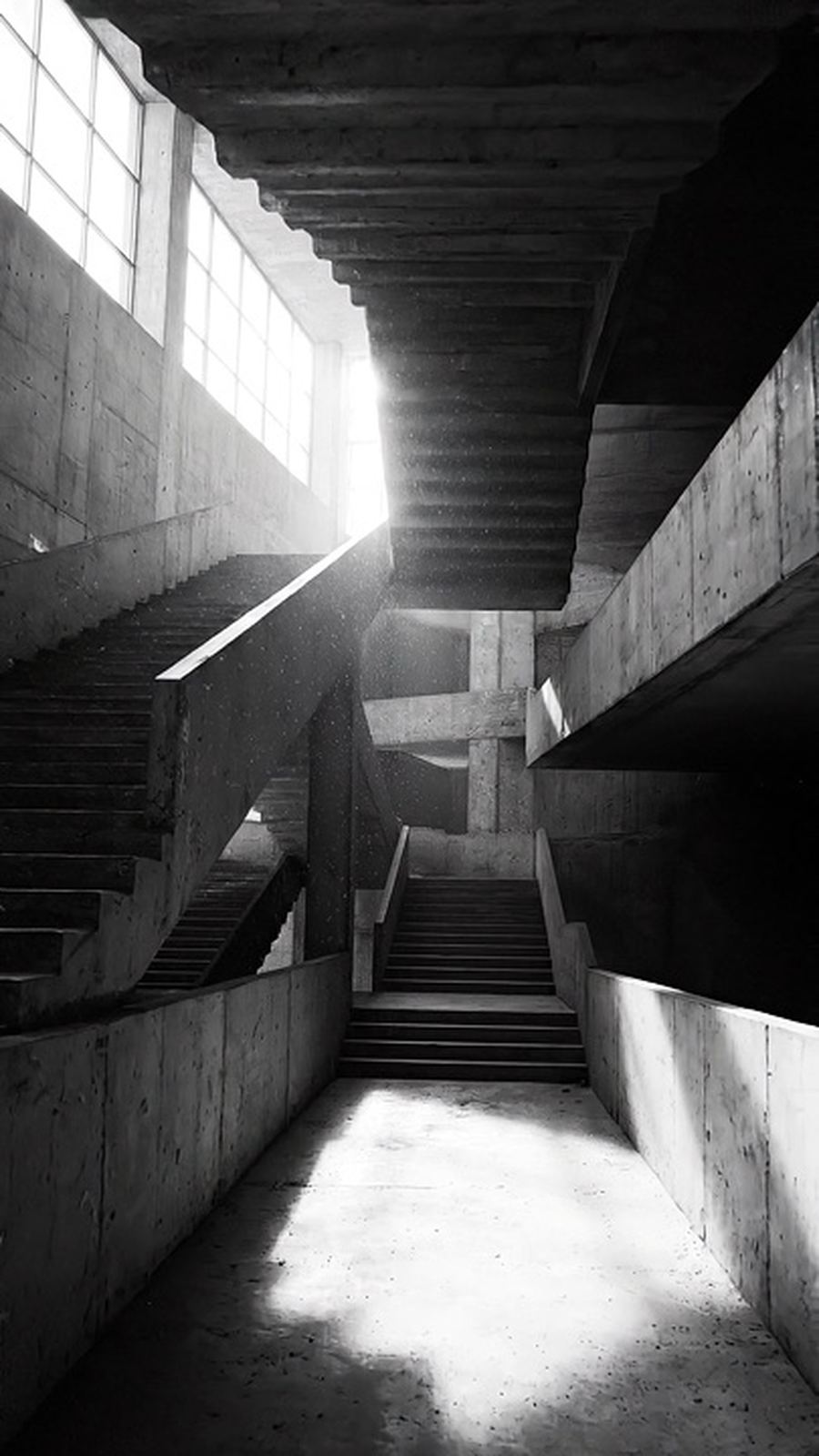 Fotograma del brand film: una escalera hacia la luz