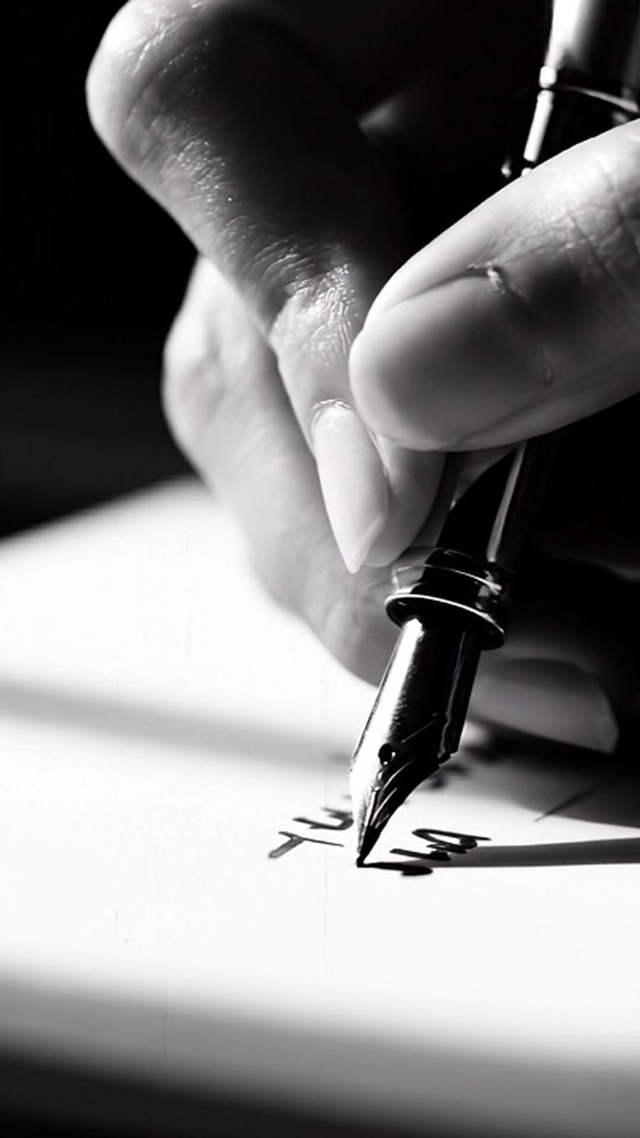 Fotograma del brand film: una mano escribiendo con pluma