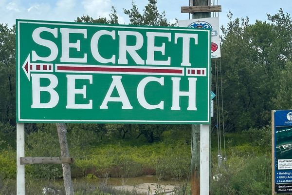 belize-secret-beach-directional-sign belize-secret-beach-directional-sign