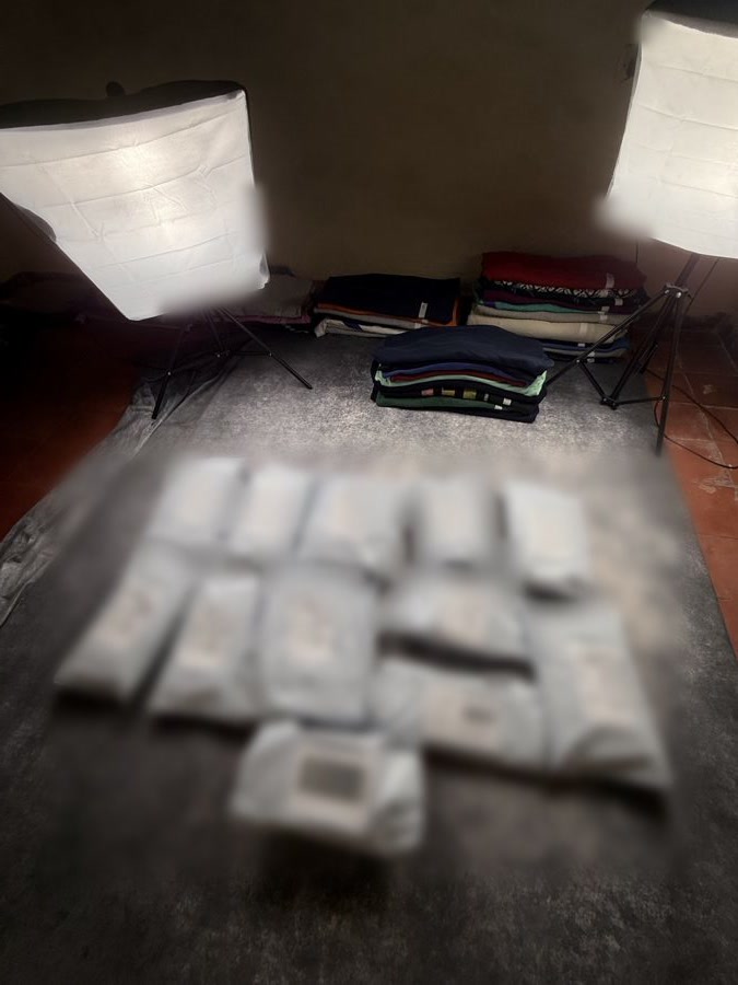 Paquetes preparados en una habitación con focos
