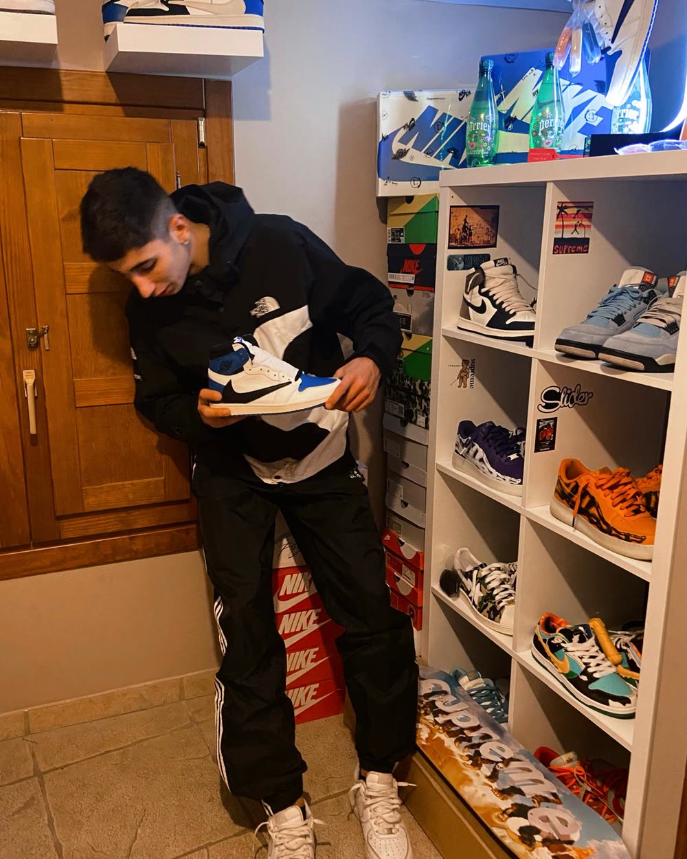 Kiko con su stock de zapatillas