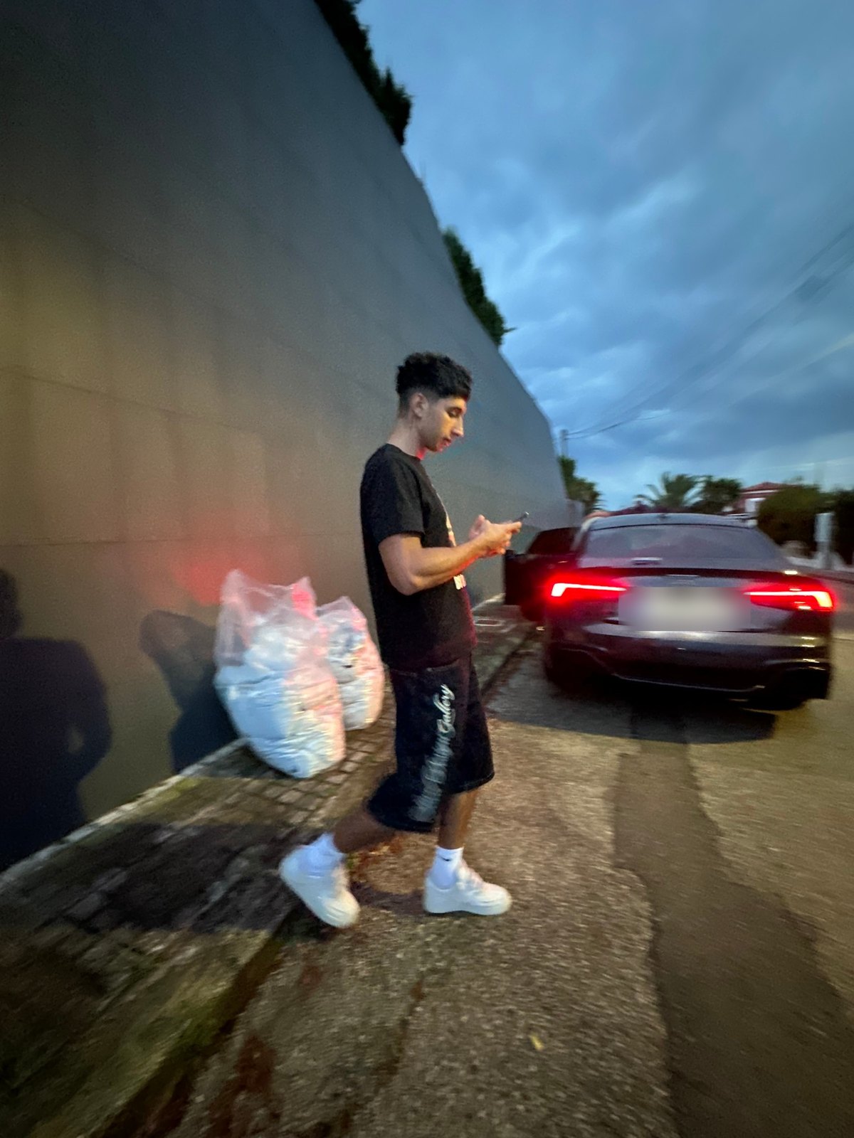 Kiko cargando una bala de ropa