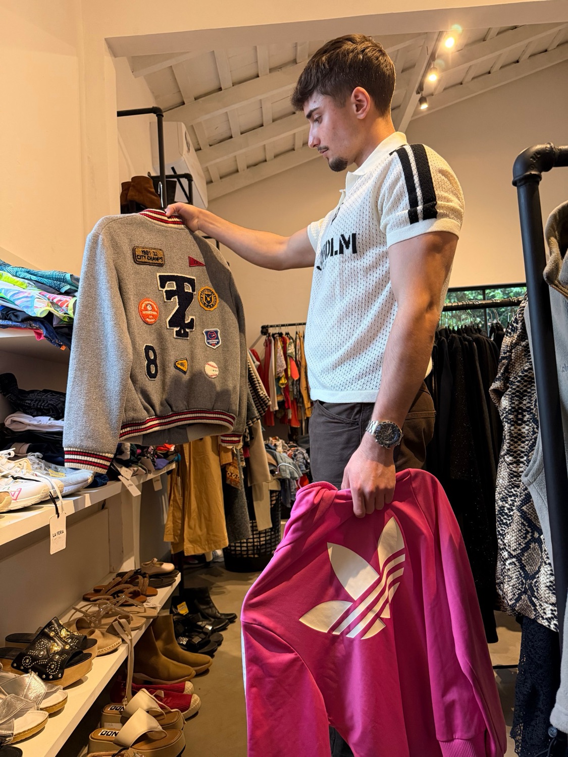 Roger en la tienda, entre ropa