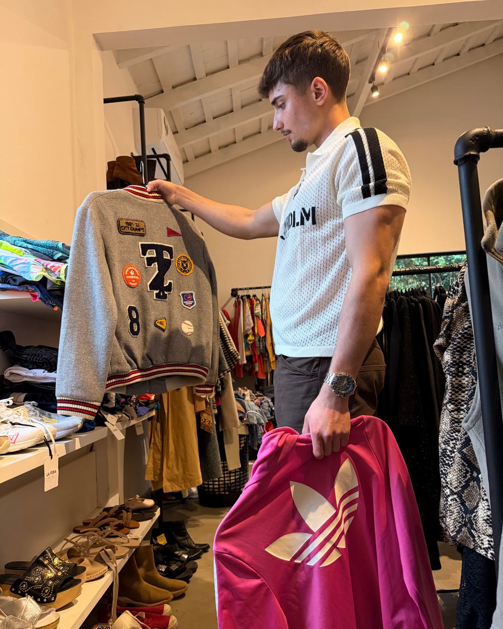 Roger eligiendo ropa en la tienda
