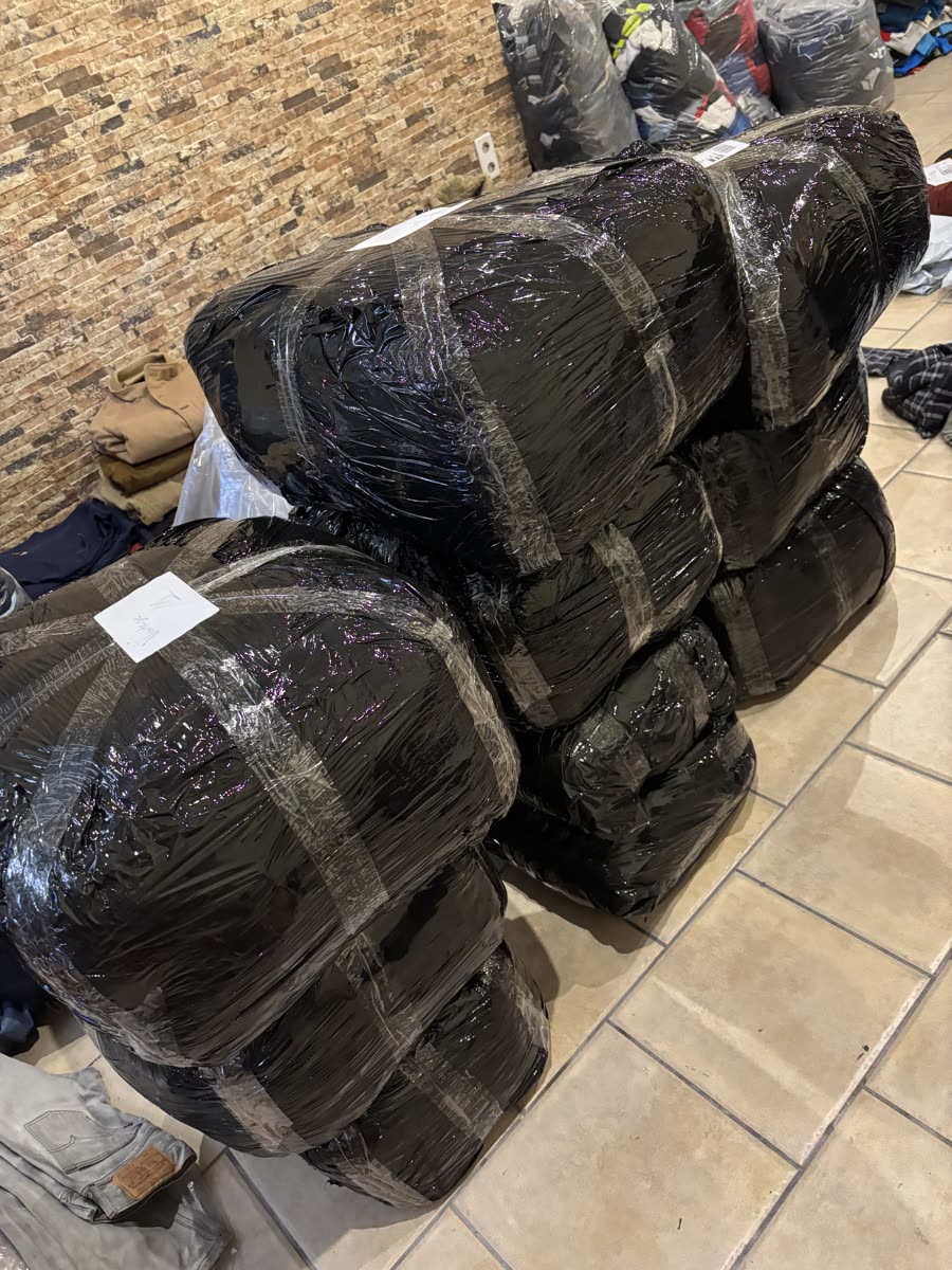 Fardos de ropa sin abrir sobre el suelo