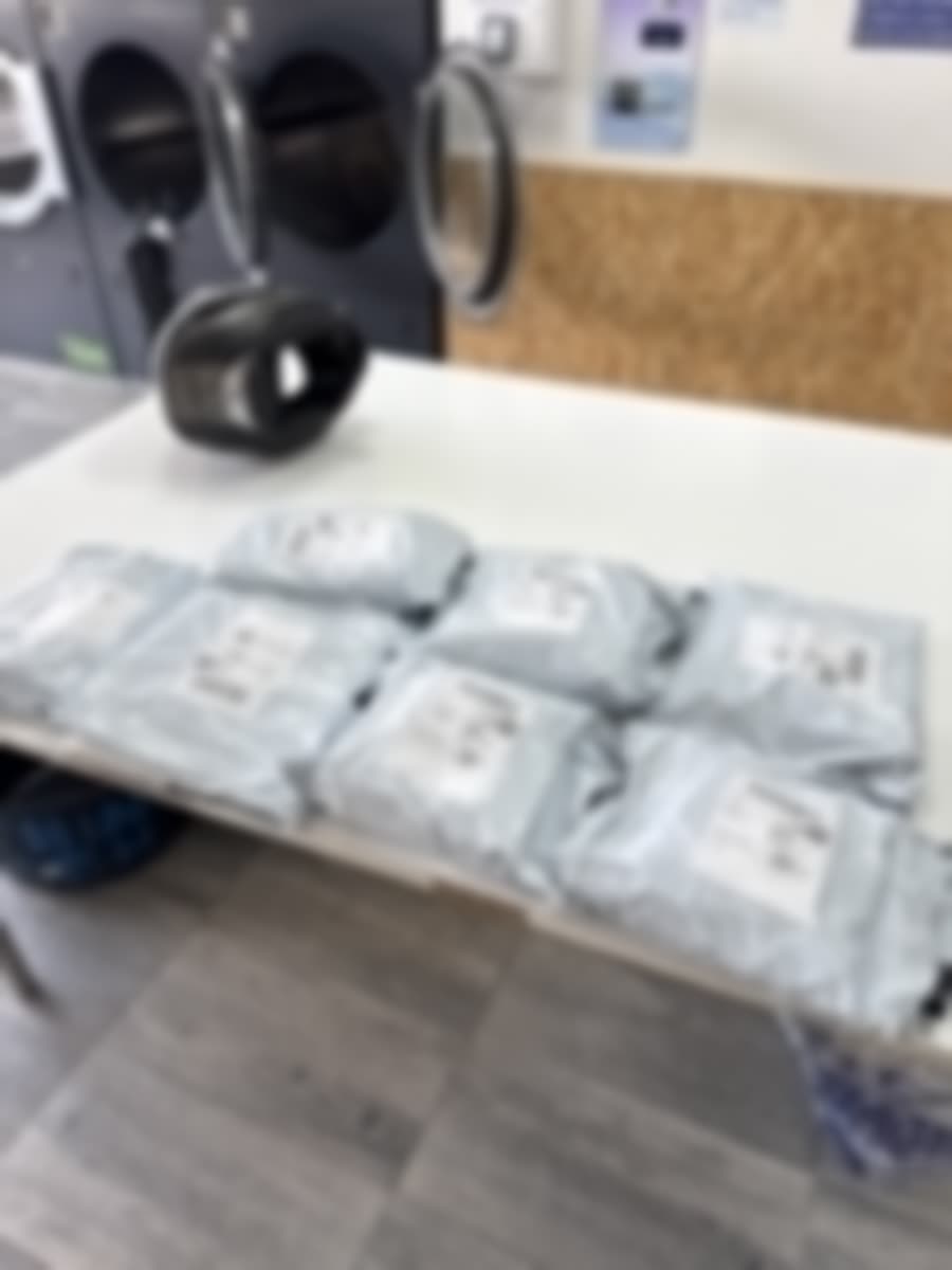 Paquetes alineados sobre una mesa