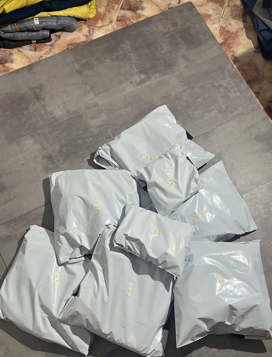 Paquetes de envío preparados sobre el suelo