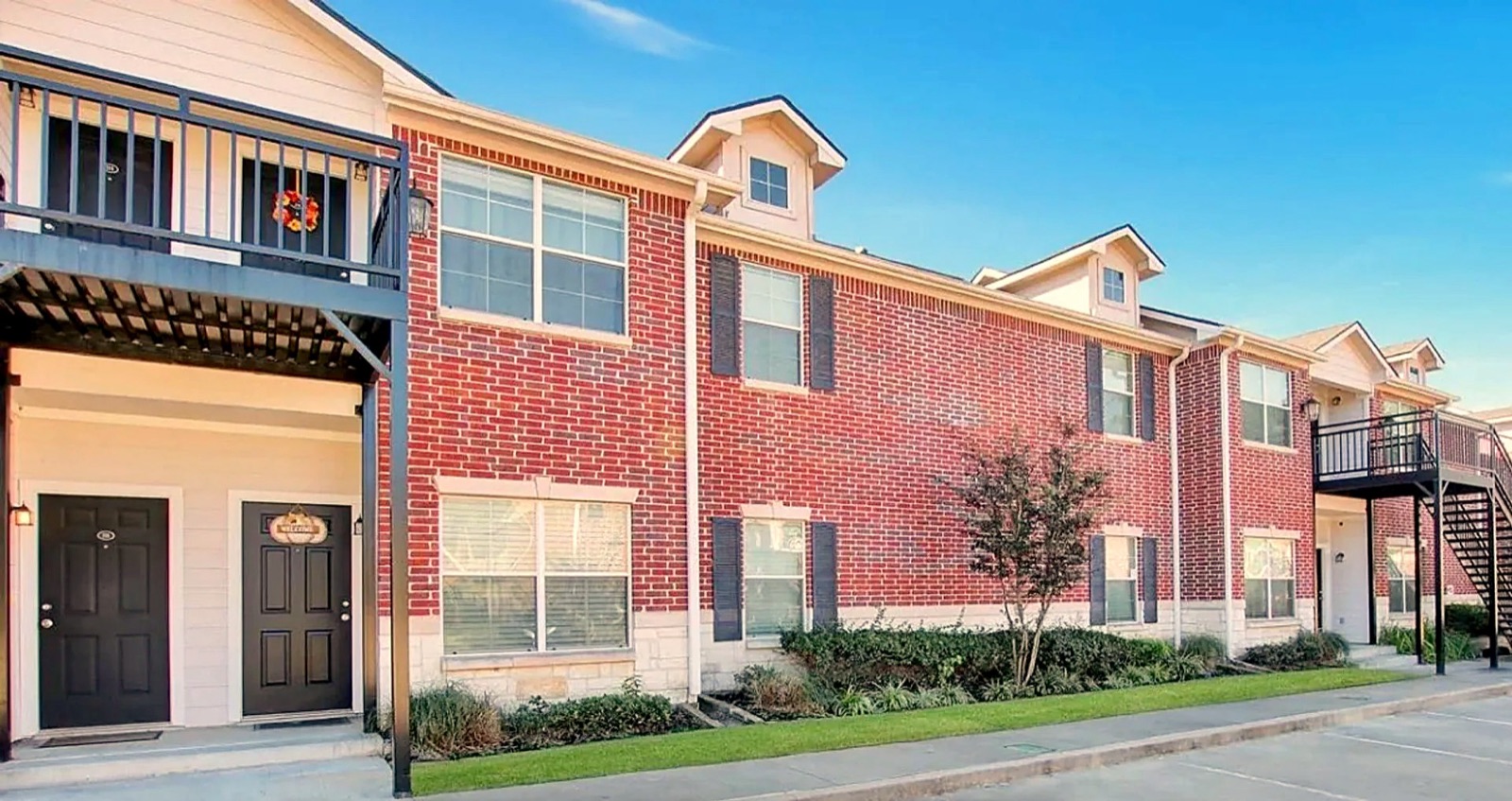 Brick apartment buildings at Grace Pointe Apartments in north Longview, TX, near Longview Regional Medical Center