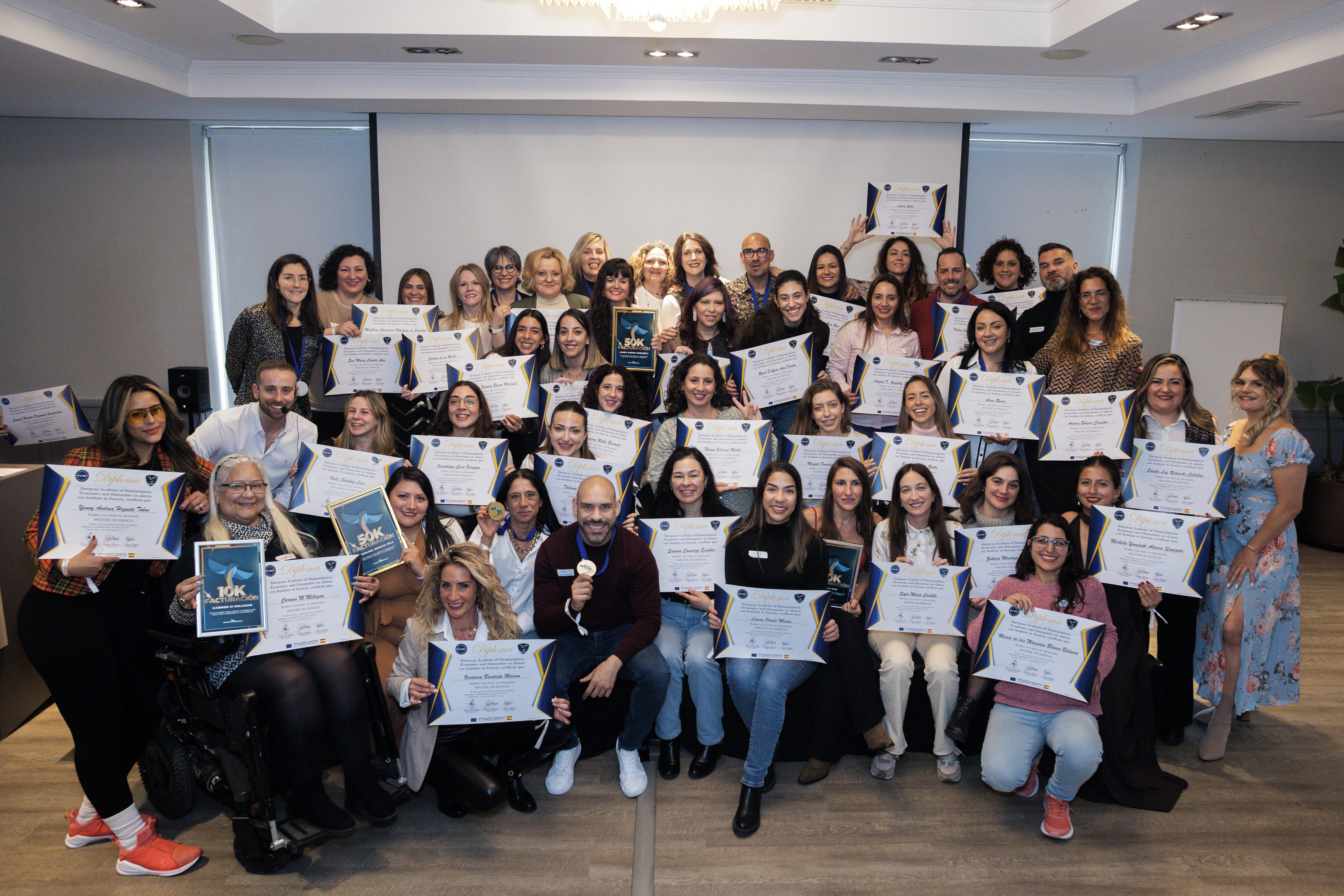 Alumnos en eventos presenciales con diplomas