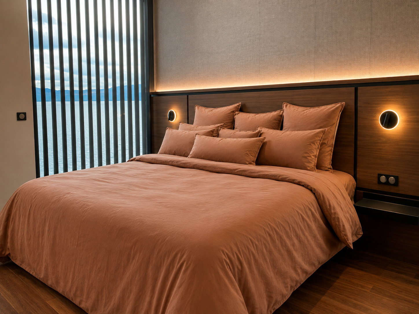 Chambre 3 : tête de lit en noyer avec éclairage indirect et chevets en métal noir