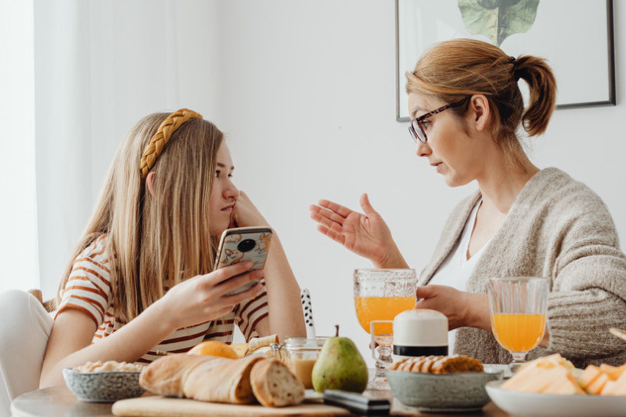 eine Mutter mit ihrer Tochter am Frühstückstisch eine Mutter mit ihrer Tochter am Frühstückstisch