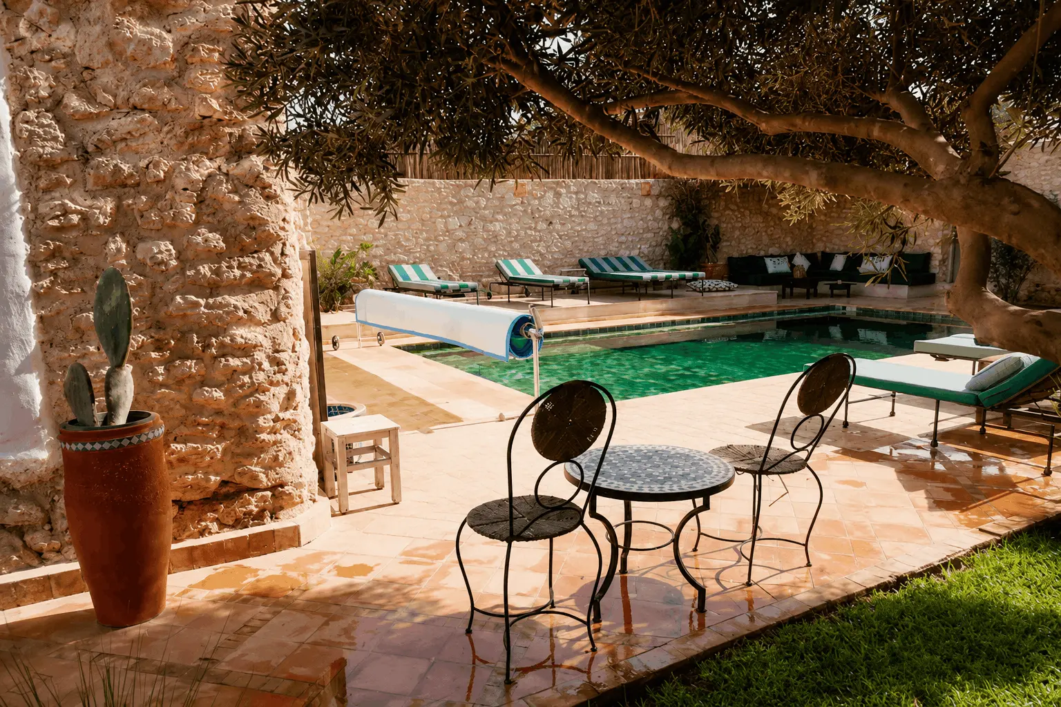 Vue de la piscine émeraude et des arches de Maison Tikida à Essaouira