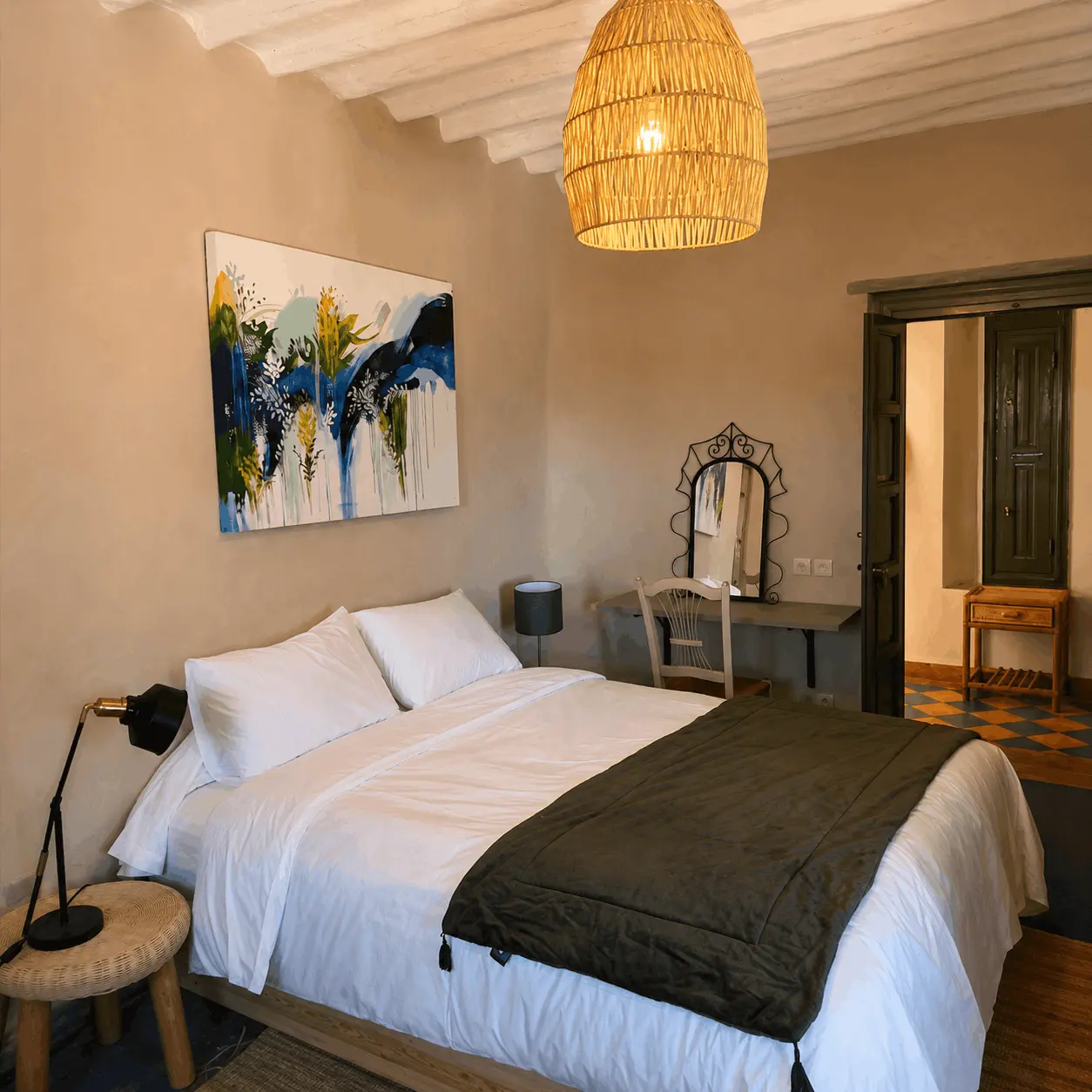 Chambre élégante de Maison Tikida avec murs en tadelakt et décoration marocaine