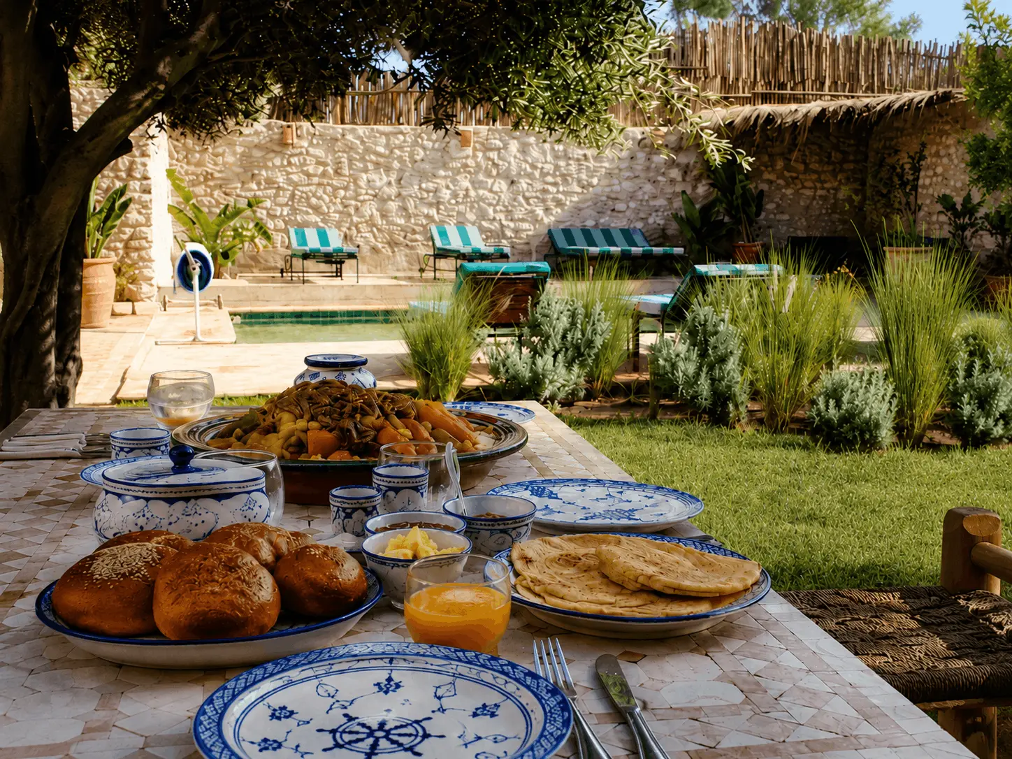 Repas servi dans le jardin de Maison Tikida à Essaouira