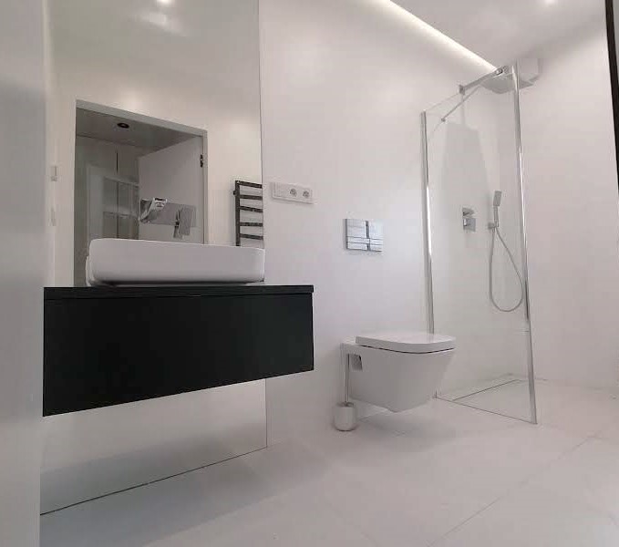 Bathroom with freestanding or built-in bath in a well-proportioned layout
