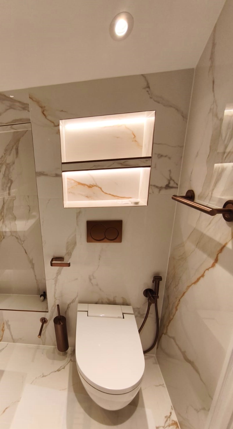 Warm bathroom finishes enhanced by layered lighting