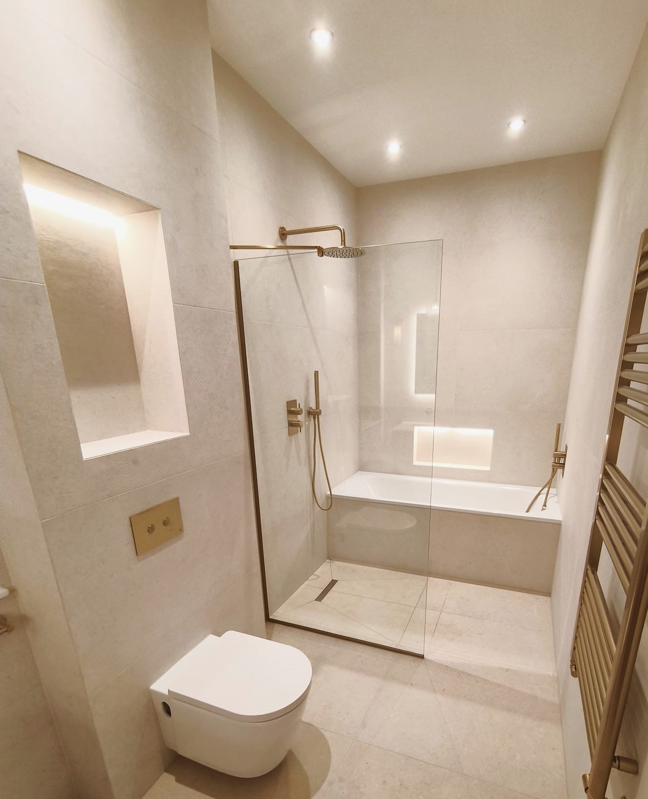 Bathroom ceiling lighting with soft even illumination