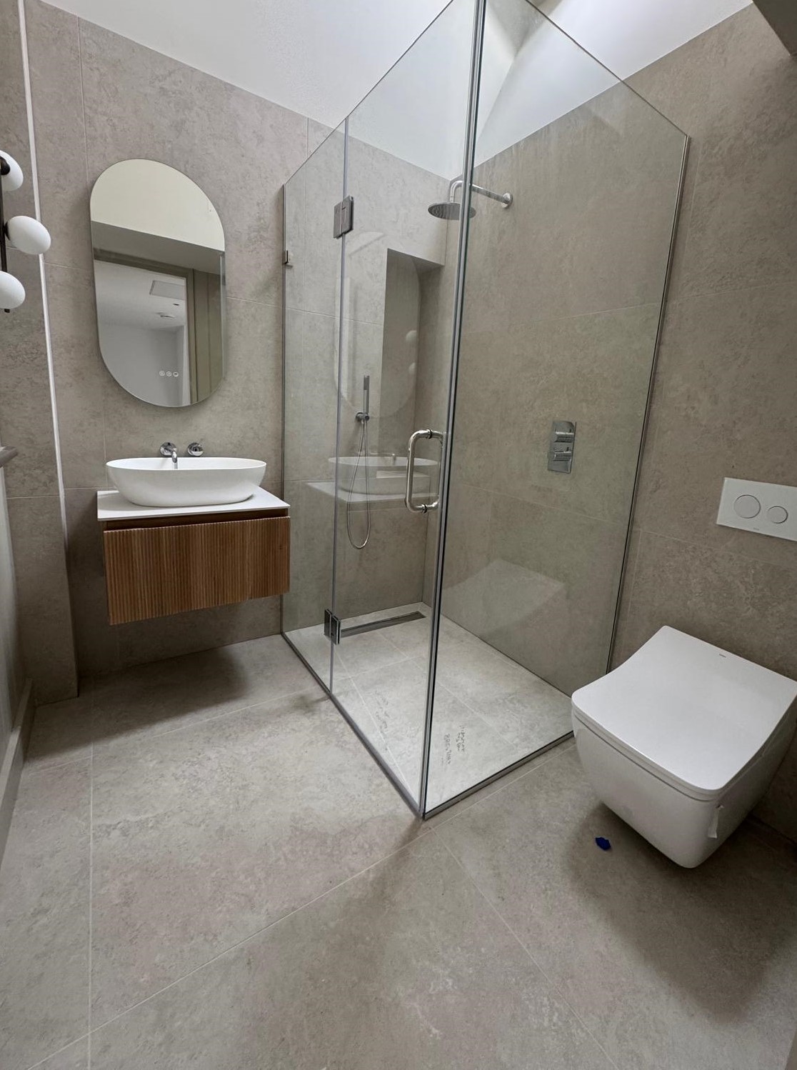 Accessible wet room with open shower area