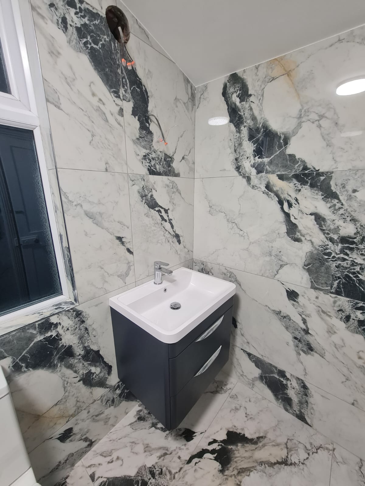 Large tiles used in a compact bathroom layout