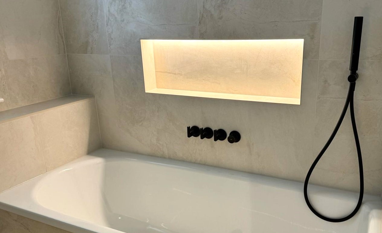 Large-format bathroom tiles with minimal grout lines