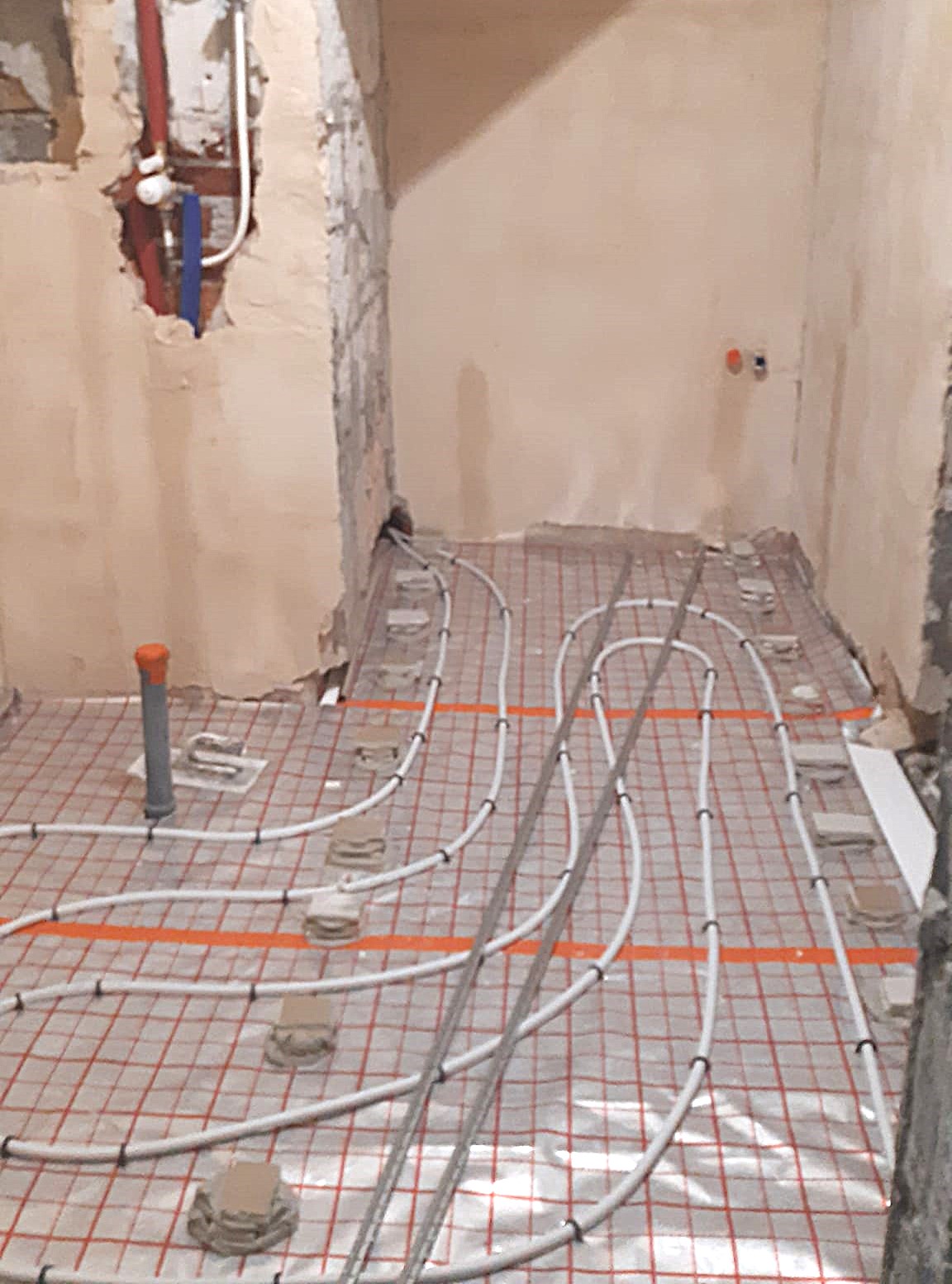 Underfloor heating or ventilation planning in a bathroom project