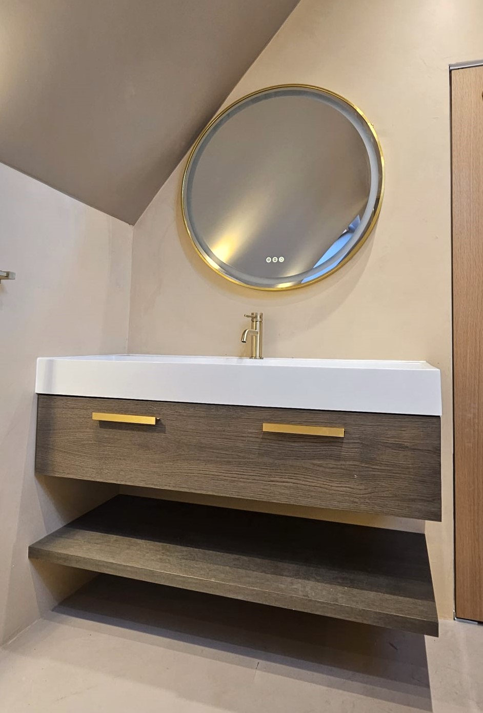 Vertical storage solution in a bathroom