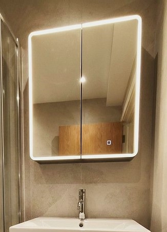 Mirror cabinet and closed bathroom storage