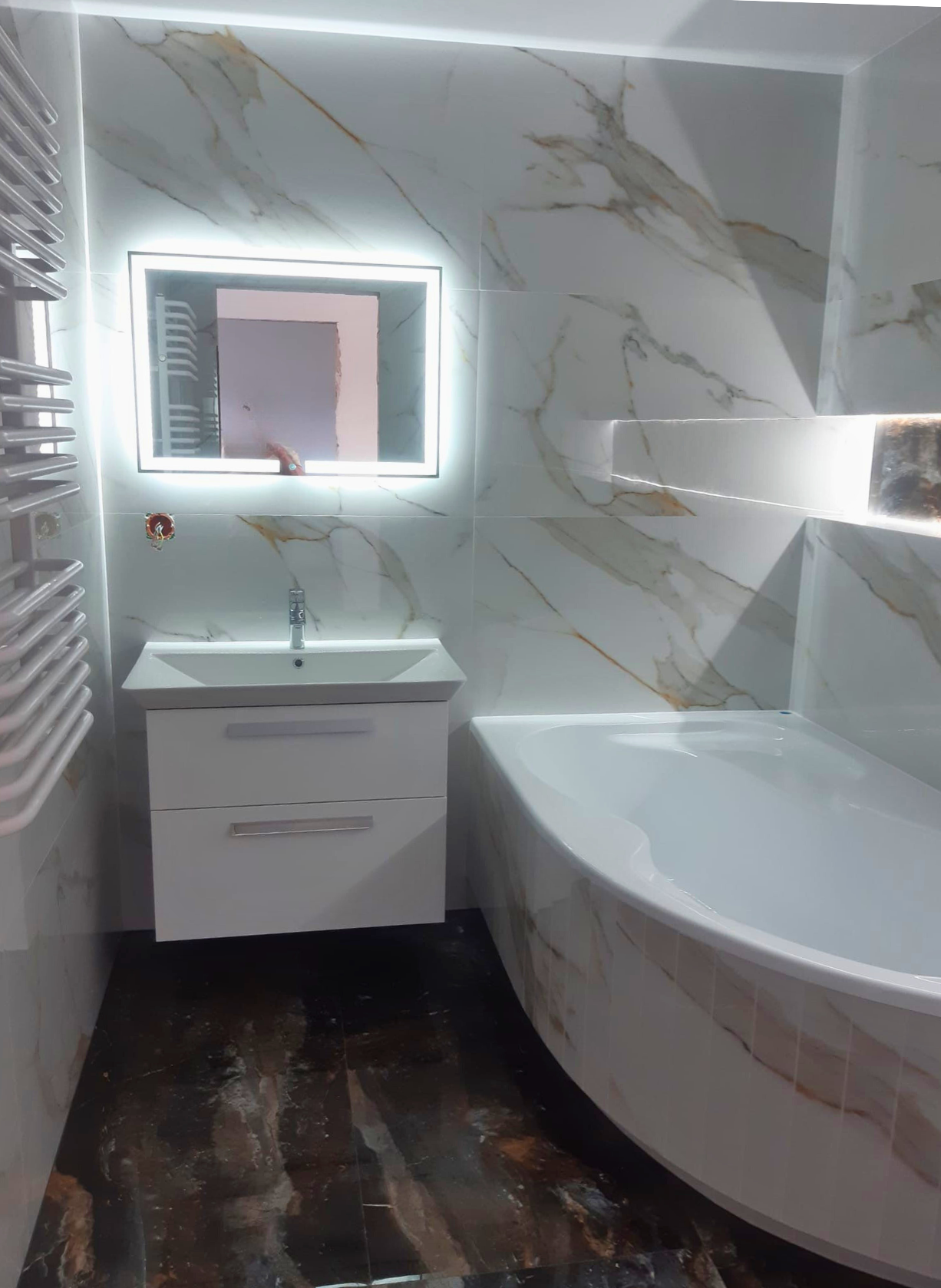 Bathroom with integrated storage and uncluttered surfaces