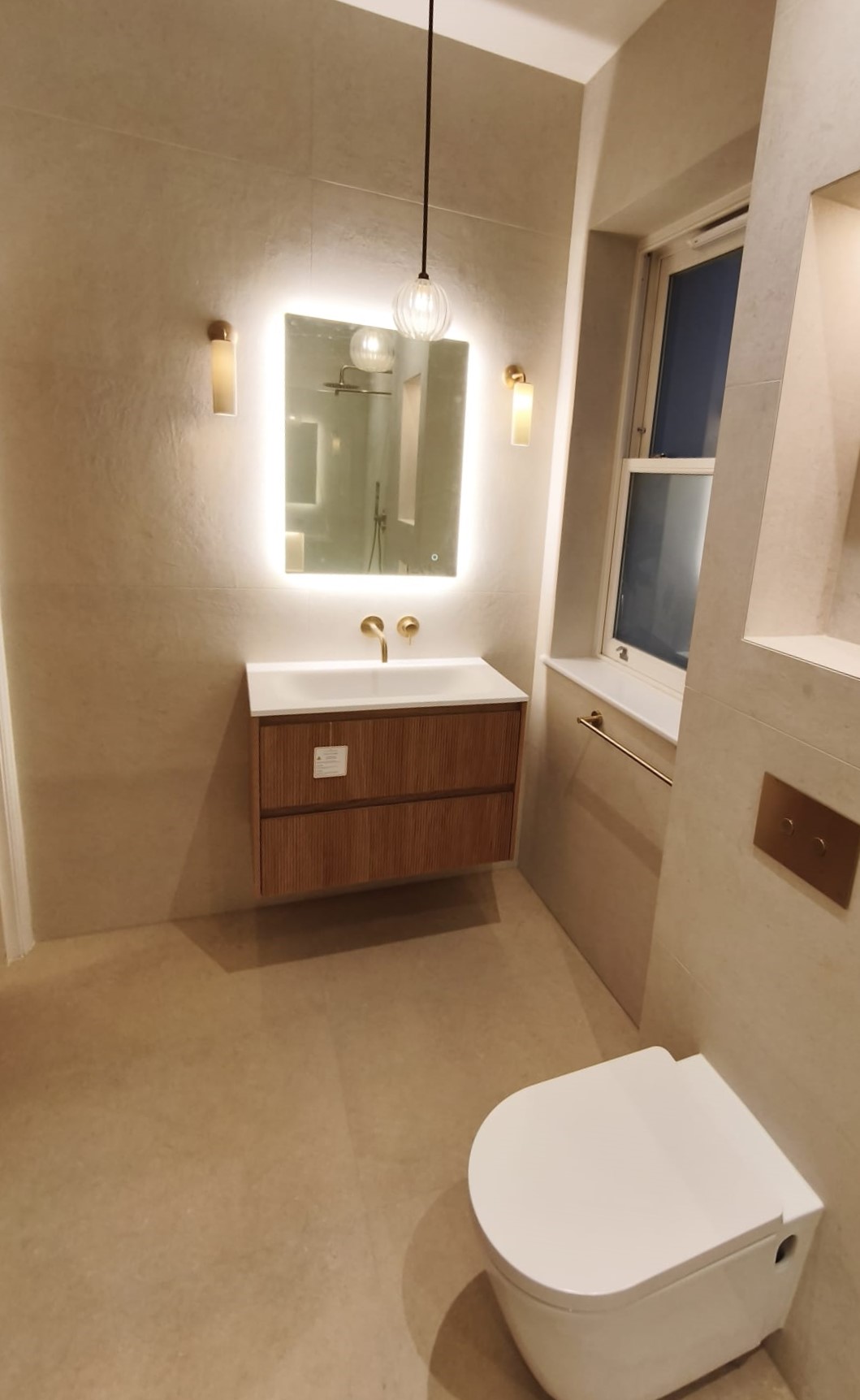 Calm bathroom design with hidden storage