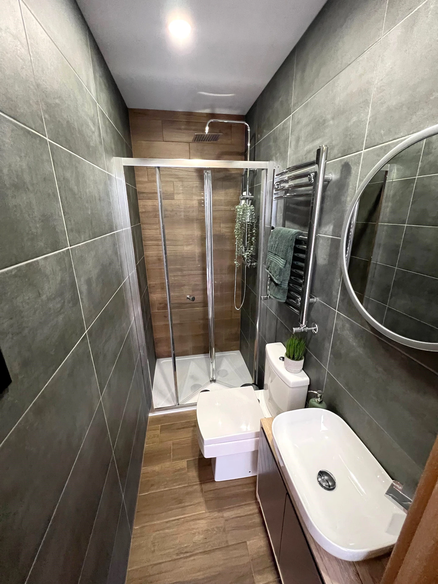 Small bathroom layout example with a narrow shower area, clear circulation space and practical positioning of fittings