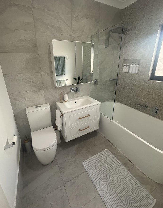 Small bathroom bath setup that supports comfort and family use