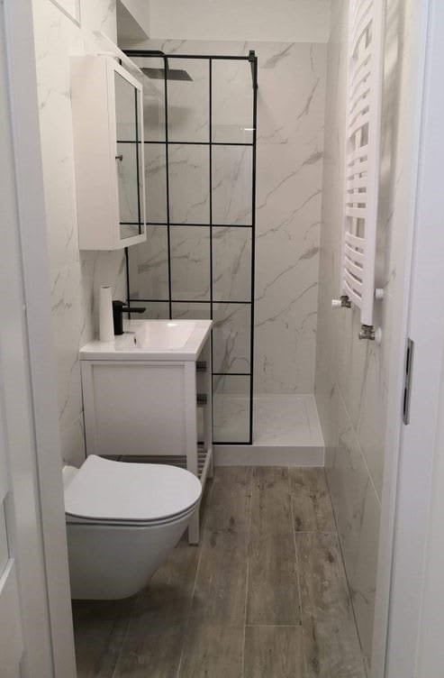 Small bathroom with a shower designed for better openness and daily practicality