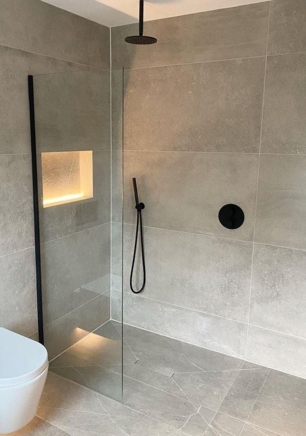 Premium shower with built-in shelf detail