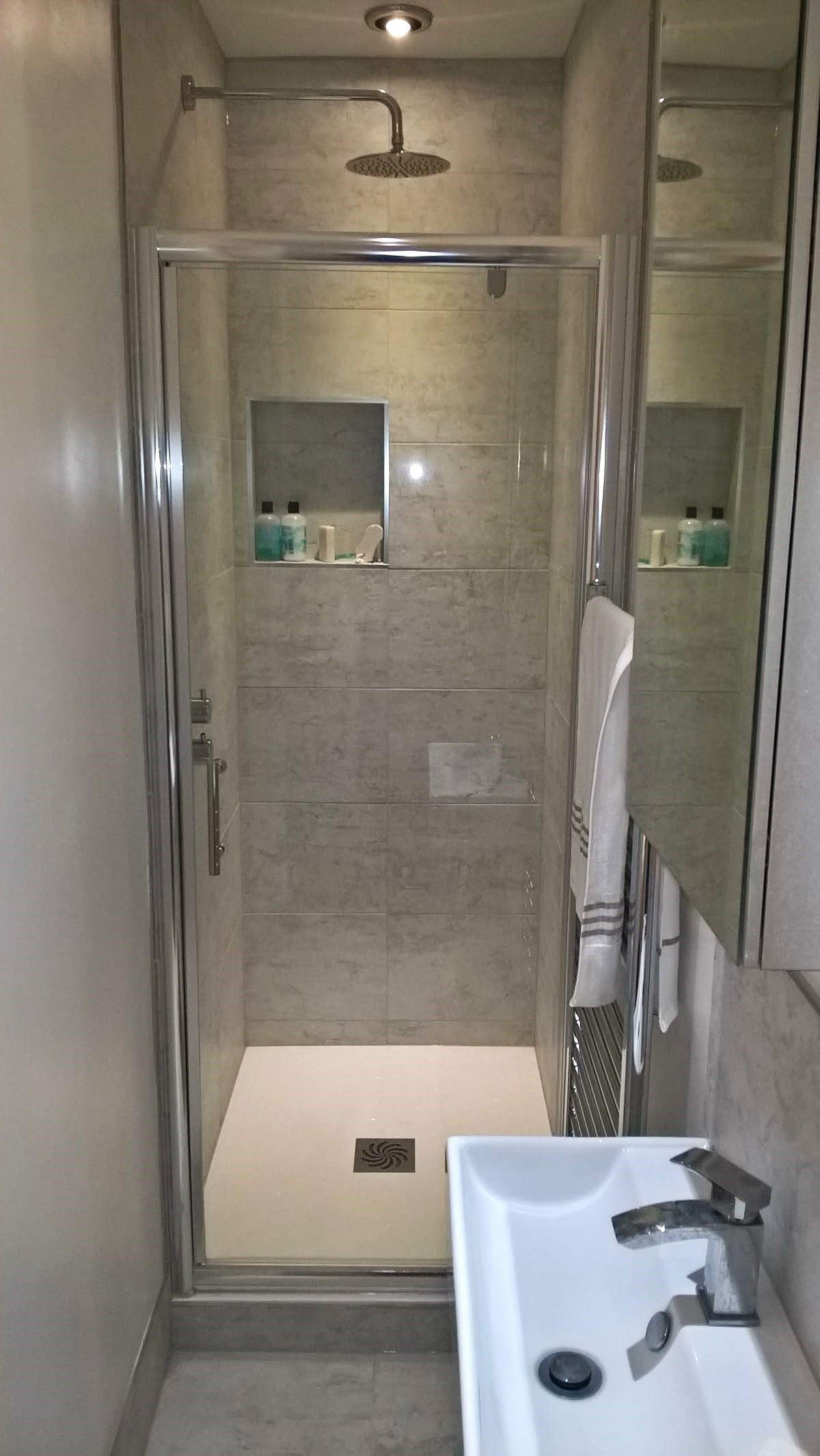 Built-in shelf in a compact shower area