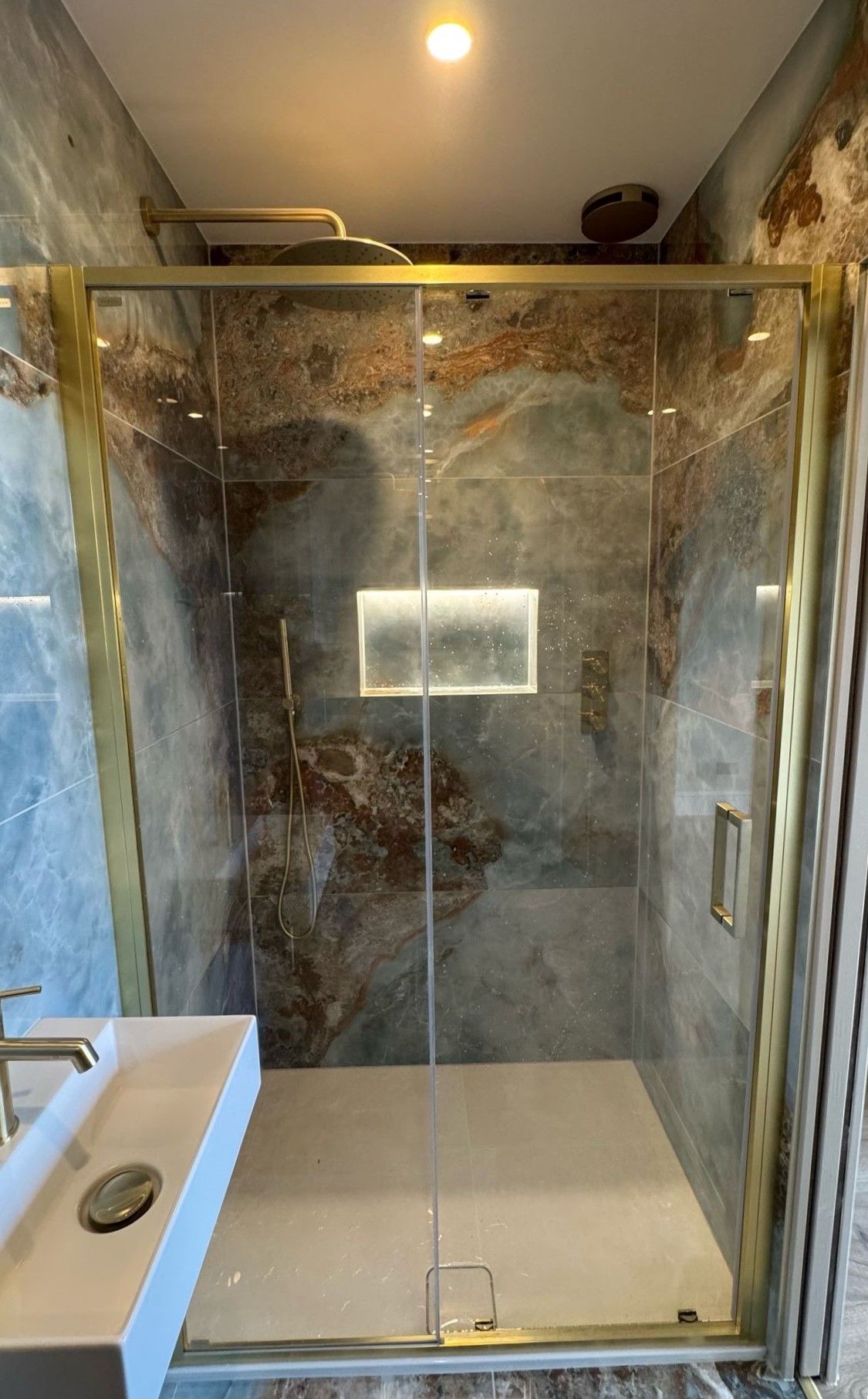 Finished shower with integrated built-in shelf