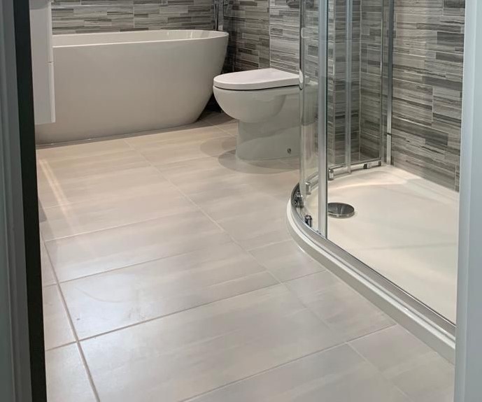 Tiled bathroom floor suited to underfloor heating