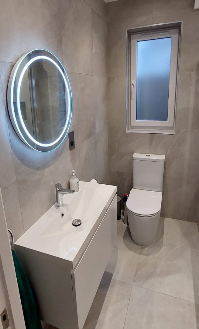 Small bathroom mirror lighting improving visual openness