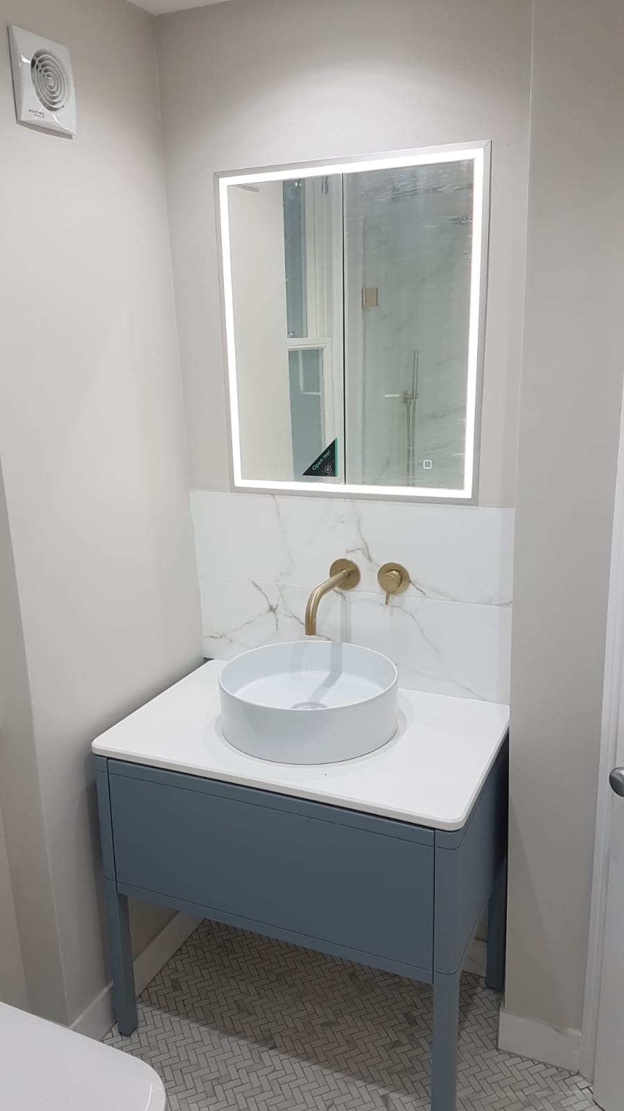 Mirror cabinet with integrated bathroom lighting