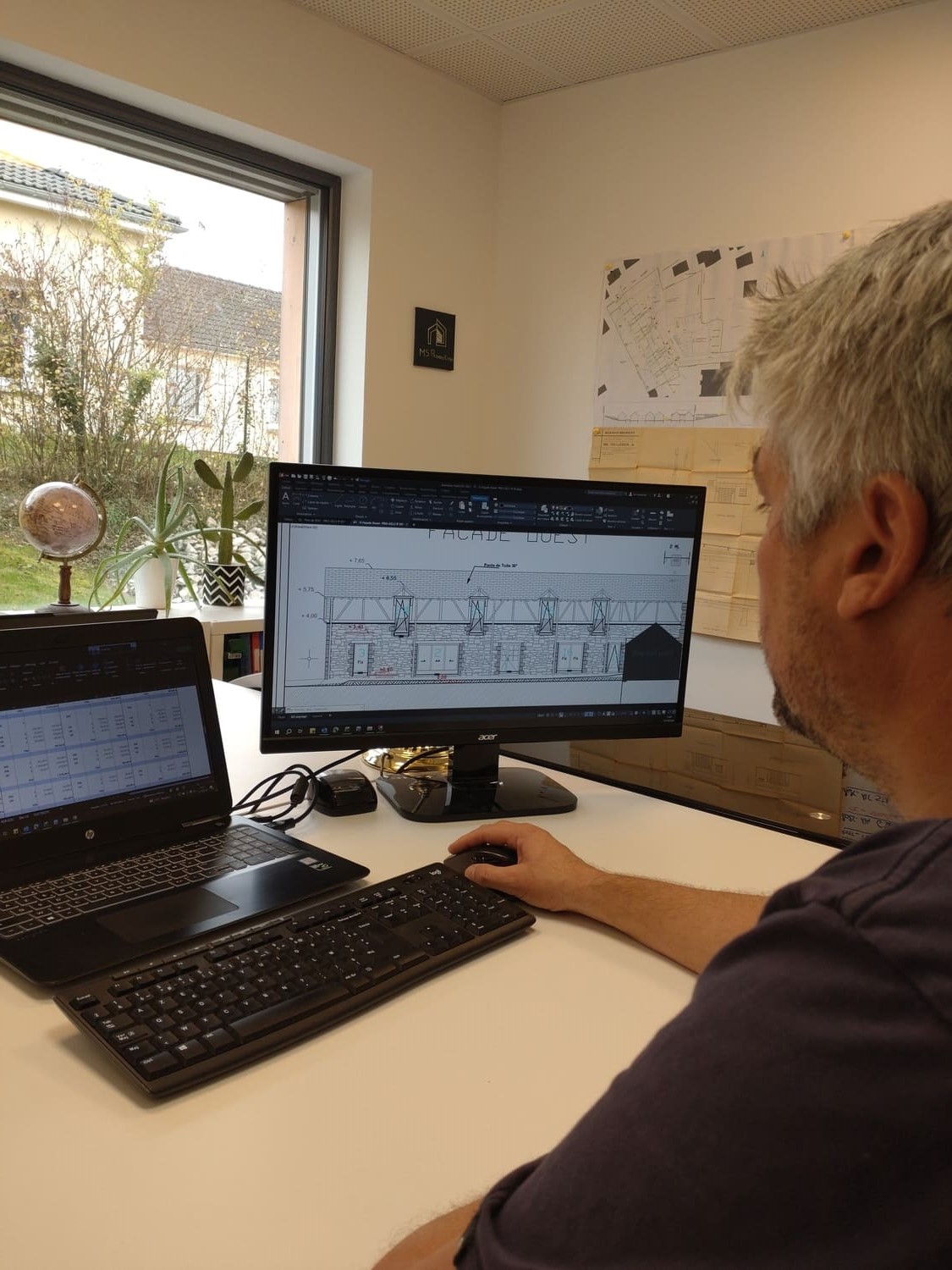 Sébastien Mion, maître d'œuvre à Troyes, travaille sur un projet de rénovation depuis son bureau Sébastien Mion, maître d'œuvre à Troyes, travaille sur un projet de rénovation depuis son bureau