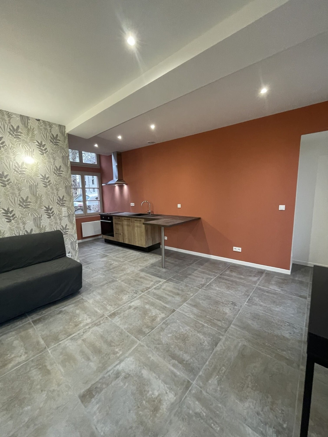 Après rénovation complète par MS Promotion à Troyes : pièce de vie avec cuisine ouverte et finitions modernes Après rénovation complète par MS Promotion à Troyes : pièce de vie avec cuisine ouverte et finitions modernes