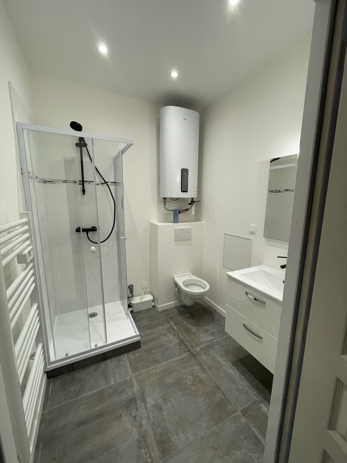 Salle de bain créée lors d'une rénovation complète d'appartement à Troyes par MS Promotion Salle de bain créée lors d'une rénovation complète d'appartement à Troyes par MS Promotion