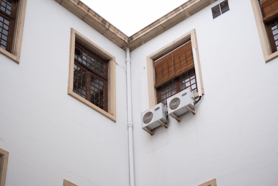 Groupes extérieurs de climatisation fixés sur la façade d'une copropriété Groupes extérieurs de climatisation fixés sur la façade d'une copropriété