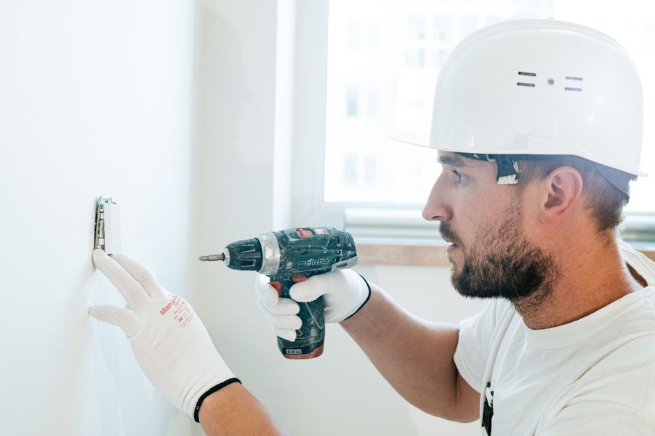Installation d'une climatisation intérieure par un artisan dans un appartement Installation d'une climatisation intérieure par un artisan dans un appartement