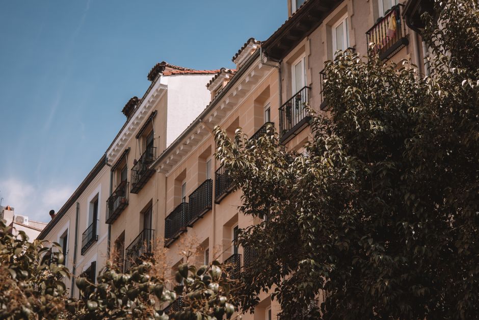 Façade d'immeuble en copropriété sans unité extérieure de climatisation Façade d'immeuble en copropriété sans unité extérieure de climatisation