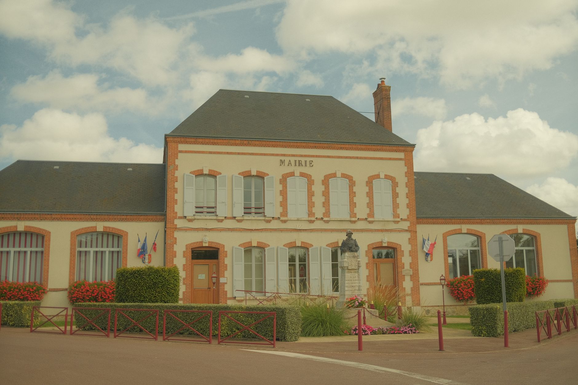 Façade d'une mairie de village où se dépose la déclaration préalable ou le permis de construire