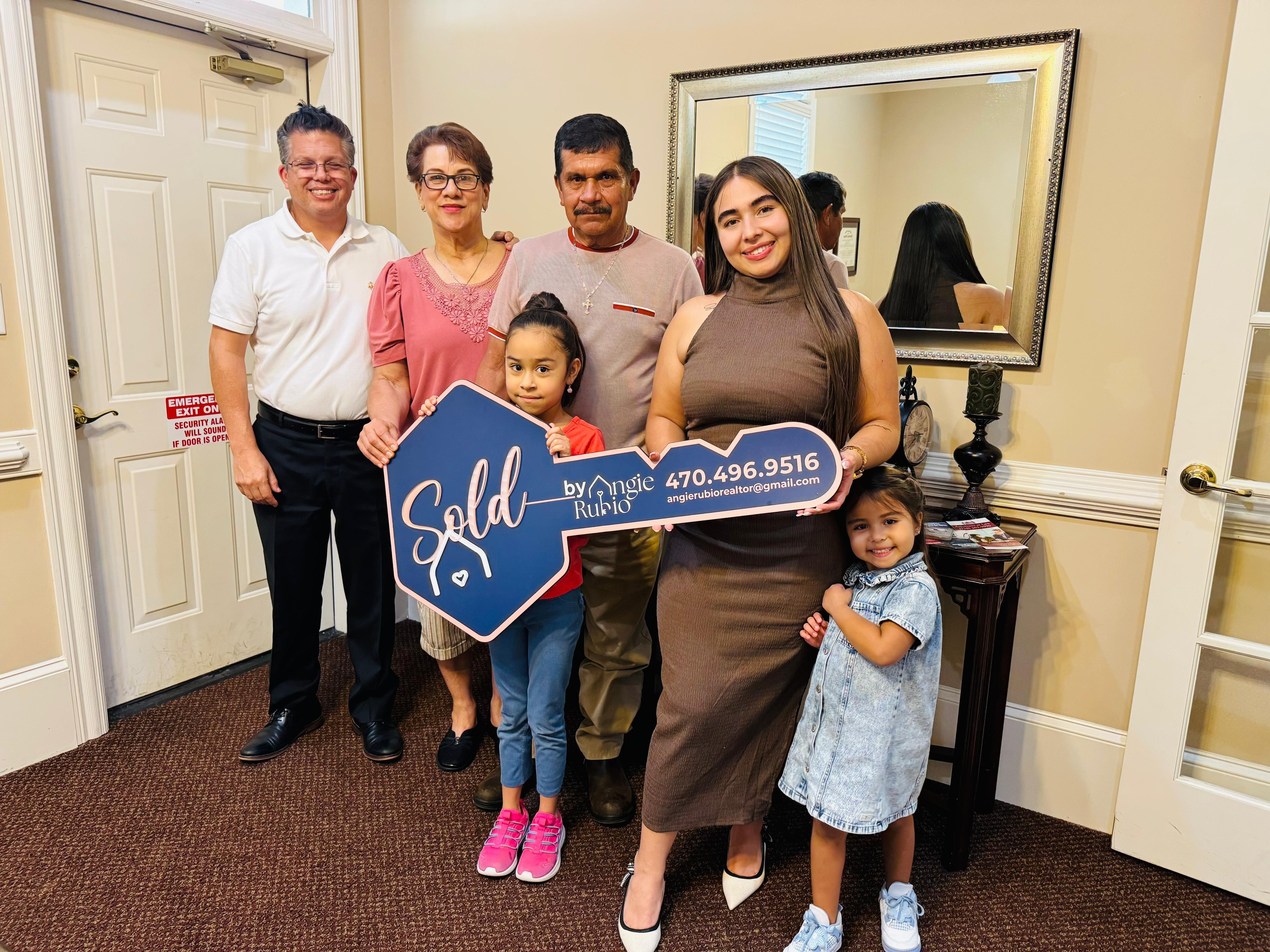 Familia celebrando la entrega de llaves con Angie Rubio Realtor en Georgia