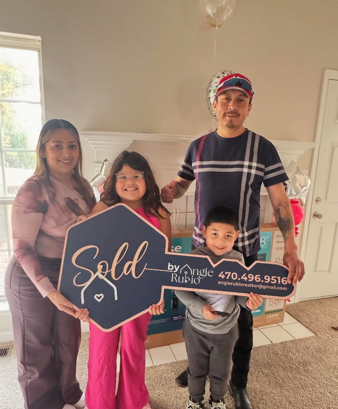 Familia celebrando la compra de su casa con Angie Rubio y su llave de venta