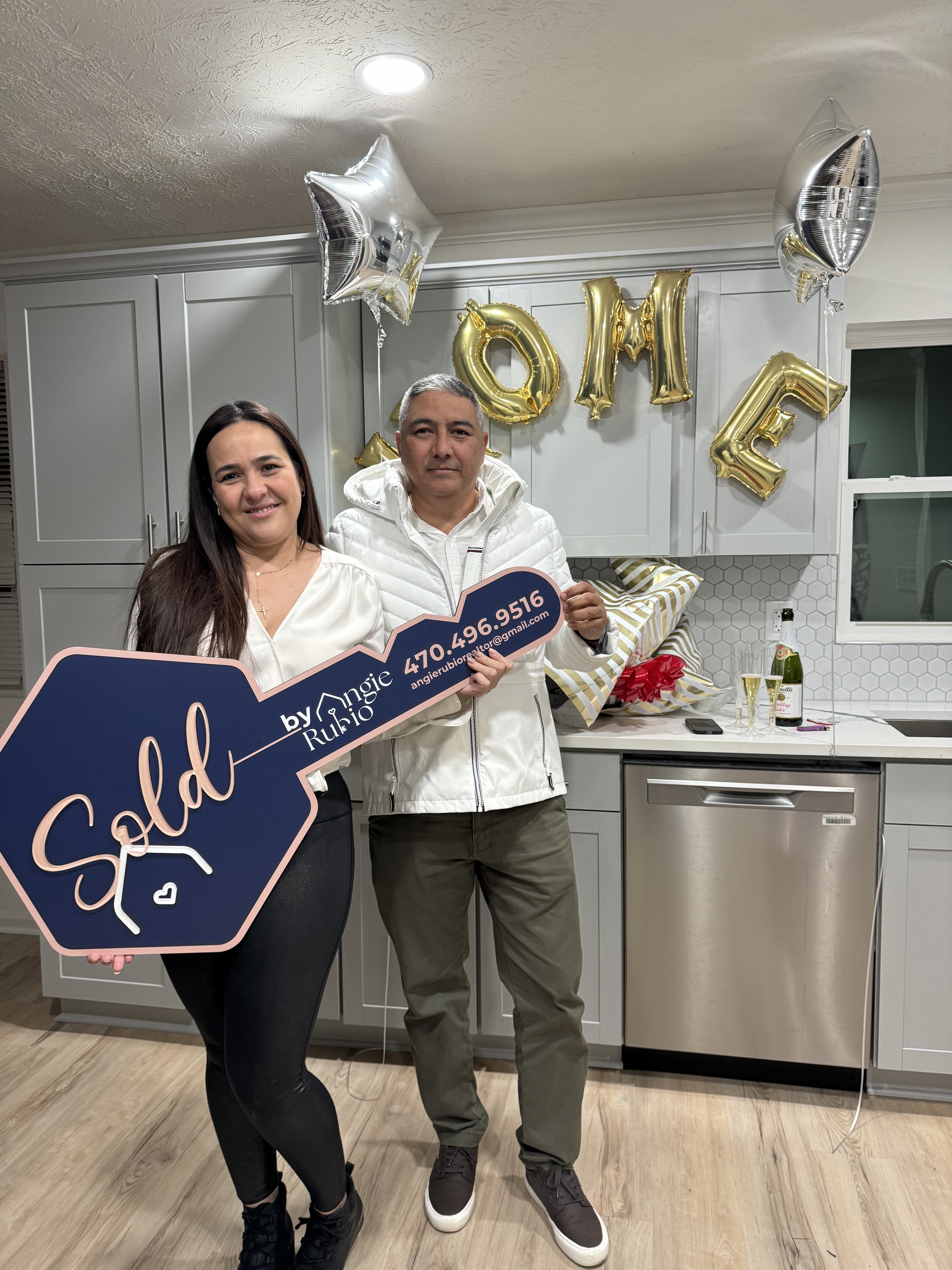 Pareja celebrando la compra de su casa con Angie Rubio Realtor