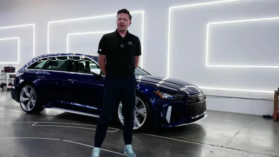 Kevin next to his blue Audi RS6 Avant in the studio